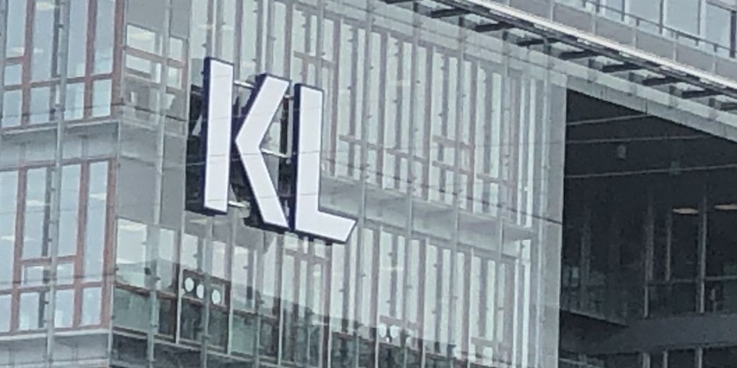 Bag KL-husets facade skal borgmestrene i de kommende måneder finde model for deling af service- og anlægsrammer. NB-Økonomi analyserer her nogle af de sandsynlige kriterier og konsekvenserne af dem,