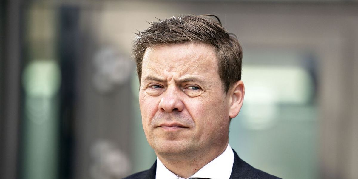 Sygemeldte borgmester Thomas Kastrup-Larsen (S) slipper med en løftet pegefinger i skandalesag om reklamefilm.