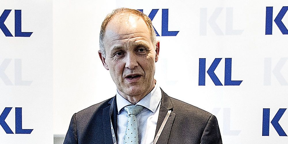 KL's næstformand maner til besindighed, efter flere borgmestre oplyser, at borgmestrene er langt fra at finde model for nye service- og anlægsrammer til kommunerne. "Vi er godt på vej. Vi er i den fase, hvor vi bliver enige om opgaven, og hvor borgmestrene kan foreslå værktøjer til at løse opgaven," siger han.