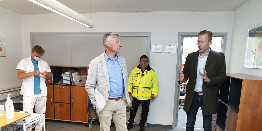 Holger Schou Rasmussen (S), borgmester i Lolland Kommune (i midten) ønsker at starte et kommunalt vikarbureau, som kan honorere sosu'er, der vil op i tid.