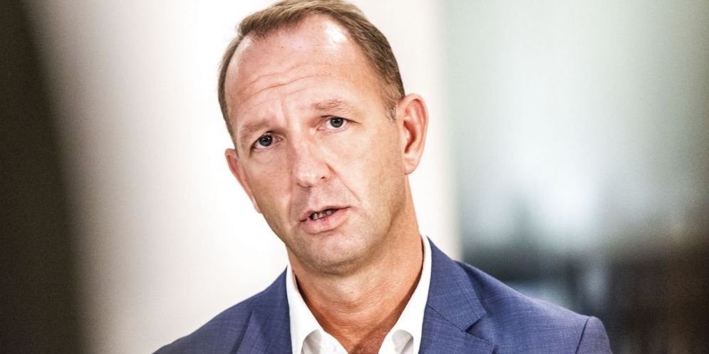 Direktør i Dansk Arbejdsgiverforening Jacob Holbraad er gået sammen med Brian Mikkelsen (DE)  og Lars Sandahl Sørensen med et fælles opråb til regeringen.