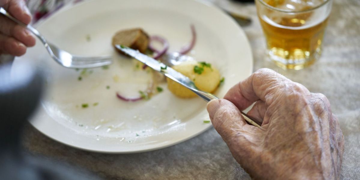 Pårørende til ældre og handicappede i Silkeborg Kommune opfordres nu til at give et nap med. Der er stor mangel på personale på grund af sygdom.