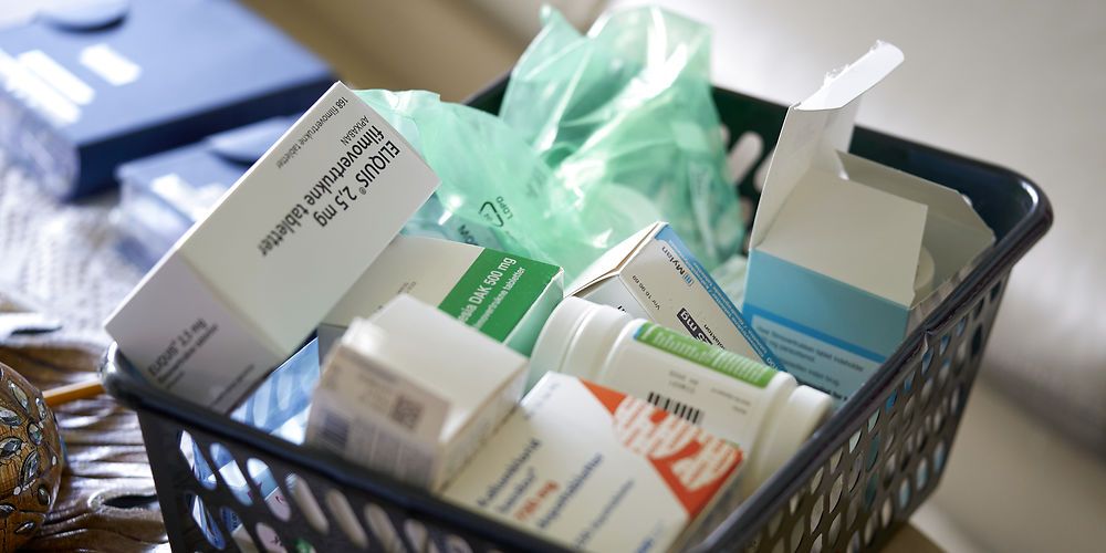 Det er de praktiserende lægers ansvar, når det drejer sig om at udskrive antipsykotisk medicin til de ældre med demens. Men flere kommuner peger på, at et godt samarbejde mellem plejehjem og lægerne kan mindste medicinforbruget.