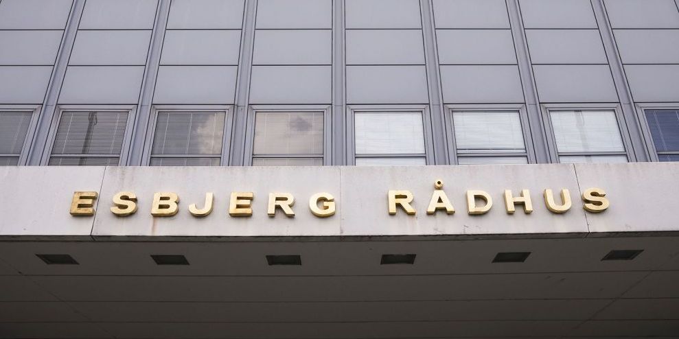 Esbjerg Kommune brød forvaltningsloven, da ledige borgere ikke havde mulighed for at have bisiddere med til afgørende møder.
