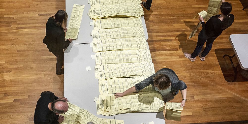 Internationale valgobservatører udtrykker blandt andet bekymring over, at borgmestre og lokalpolitikere er med til at tælle stemmer op i de kommuner, de selv stiller op i ved kommunalvalg.