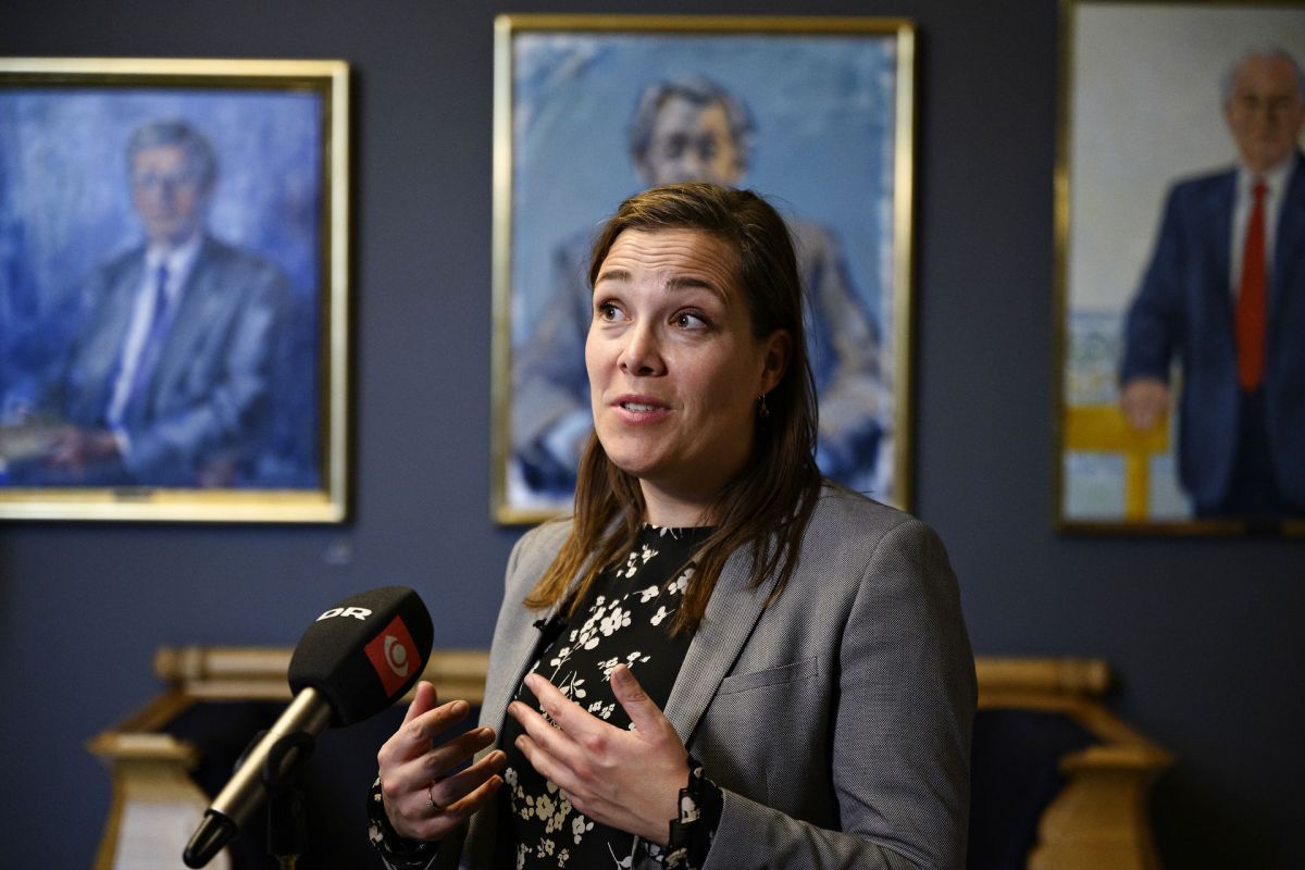 Social- og Ældreminister Astrid Krag har skulle svare på, ud fra hvilket aftaleretligt grundlag hun og
Sundhedsministeren har kunnet pålægge de private aktører at etablere et antigen-selv-test setup og samtidig pålægge de private aktører selv at afholde udgifterne.