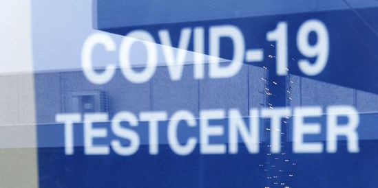 (Arkiv) Arbejdsgivere kan ikke længere få refusion fra medarbejderes første sygedag på grund af covid-19. Det ønsker et flertal udenom regeringen at lave om på.