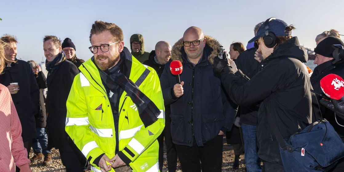 Transportminister Benny Engelbrecht (S) er kommet under stort politisk pres, fordi han har tilbageholdt oplysninger om klimabelastning.