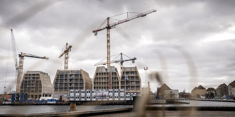 Flere byggerier kan blive stoppet, fordi priserne stikker af. Kommunerne melder allerede nu ud, at de vil udskyde anlægsprojekter.