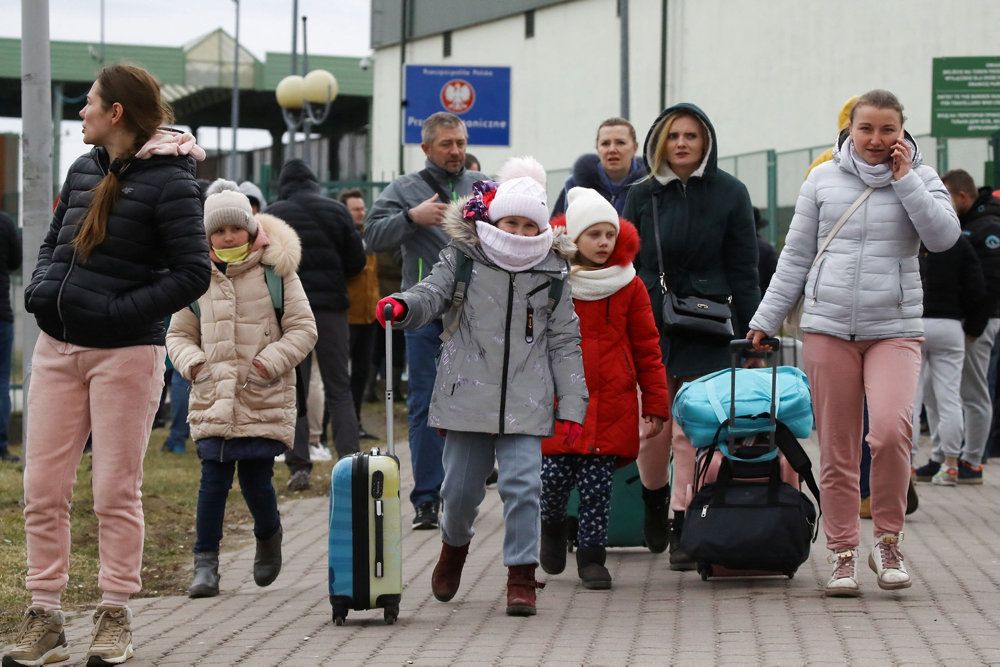 Ukrainske flygtninge krydser grænsen fra Ukraine til Polen fredag morgen.
