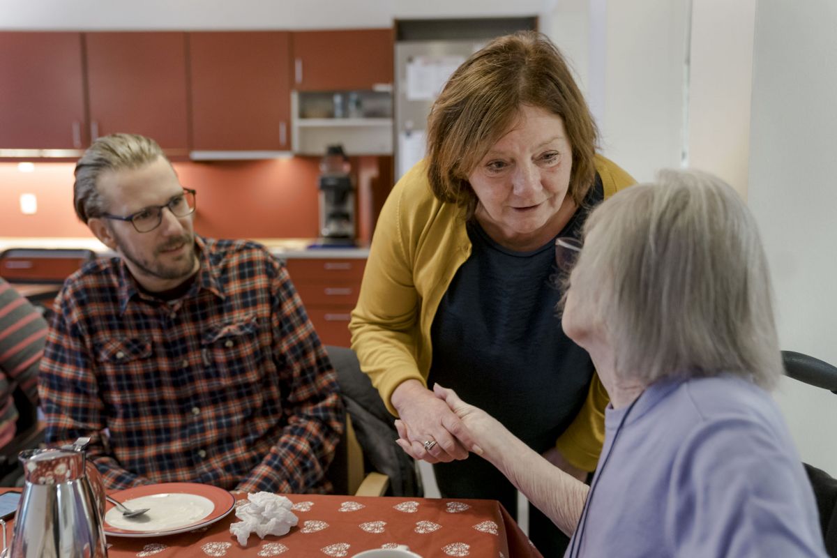 Folke-, senior- og førtidspensionister samt efterlønnere og studerende på SU kan tage merarbejde, uden at det bliver modregnet i andre ydelser. Det er til stor gavn for ældreplejen, der flere steder i landet er presset.