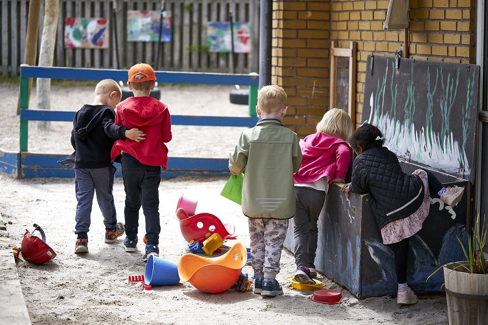 Kommuner sparer penge ved at sende børn, der skal starte i skole, i forårs-SFO med dårligere normeringer end børnehave. Det er en spareøvelse, mener BUPL.