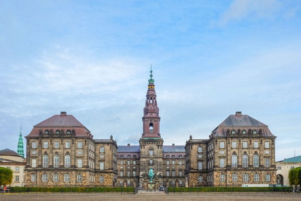30 borgmestre og Landdistrikternes Fællesråd opfordrer Christiansborg-politikerne til at holde fast i uddannelsesaftalen.