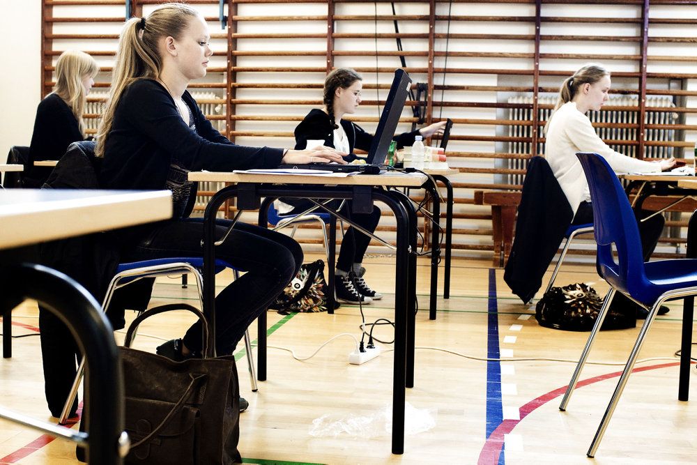 Ifølge børne- og undervisningsministeren er folkeskoleloven ikke tilpasset en pandemisituation. Derfor vil hun ændre regler, så skoler kan droppe erstatningstimer for aflyst undervisning på grund af sygefravær. Men ifølge lærerne kræver det, at årets afgangsprøver ikke presser de ældste elever yderligere.