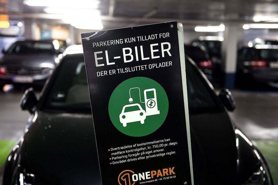 Københavnsk borgmester vil nu arbejde for tidsbegrænset parkering ved ladestandere.