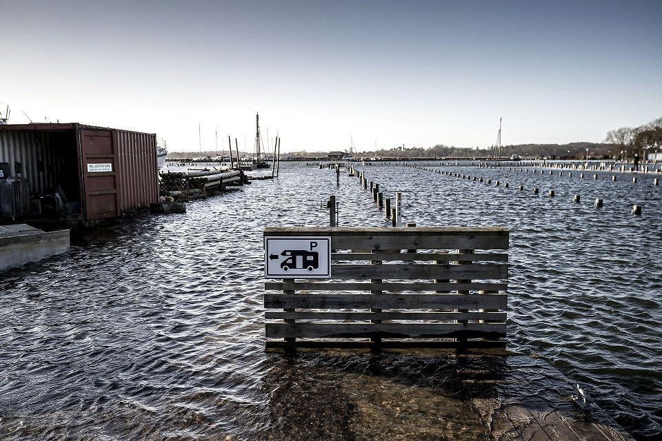 Roskilde Fjord ved Frederikssund går over sine bredder, forårsaget af Stormen Malik der presser vandet ind i fjorden, søndag 30. januar 2022.