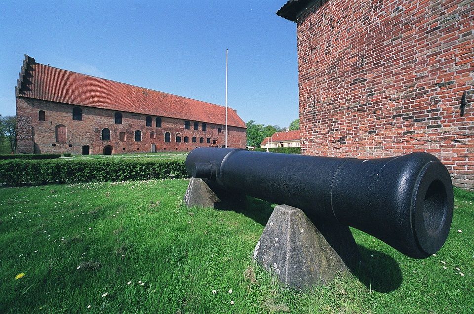 Venstre og Konservative er skuffet over regeringens slingrekurs i forhold til anlægsarbejdet på Nyborg Slot. 'Mit hjerte græder på Nyborgs og kulturens vegne,' siger Mai Mercado.