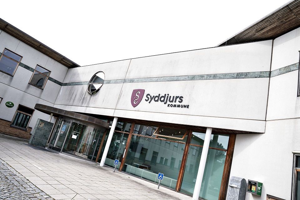 Syddjurs Kommune har siden oktober sendt flere breve til en ældre borger med gangbesvær om at fraflytte sin ældrebolig. Nu er opsigelsen trukket tilbage.