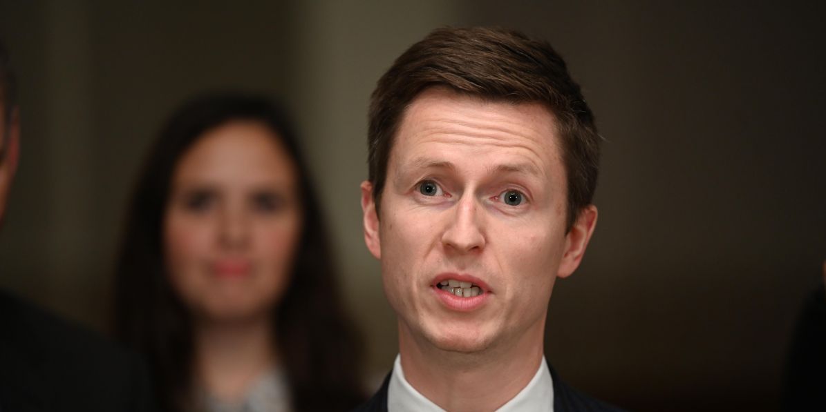"Et bredt flertal i Folketinget tager her ansvar for, at faldende ungdomsårgange ikke fører til yderligere centralisering," siger uddannelses- og forskningsminister Jesper Petersen (S) om den nye af tale.