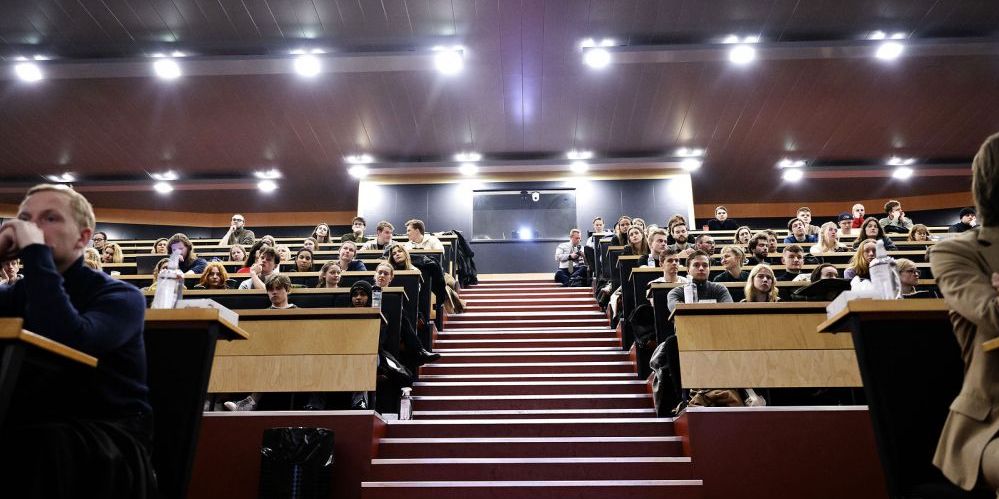 Nyt studie ser nærmere på sammenhængen mellem tidlige dødsfald, belastninger i barndommen og forældres uddannelsesniveau.