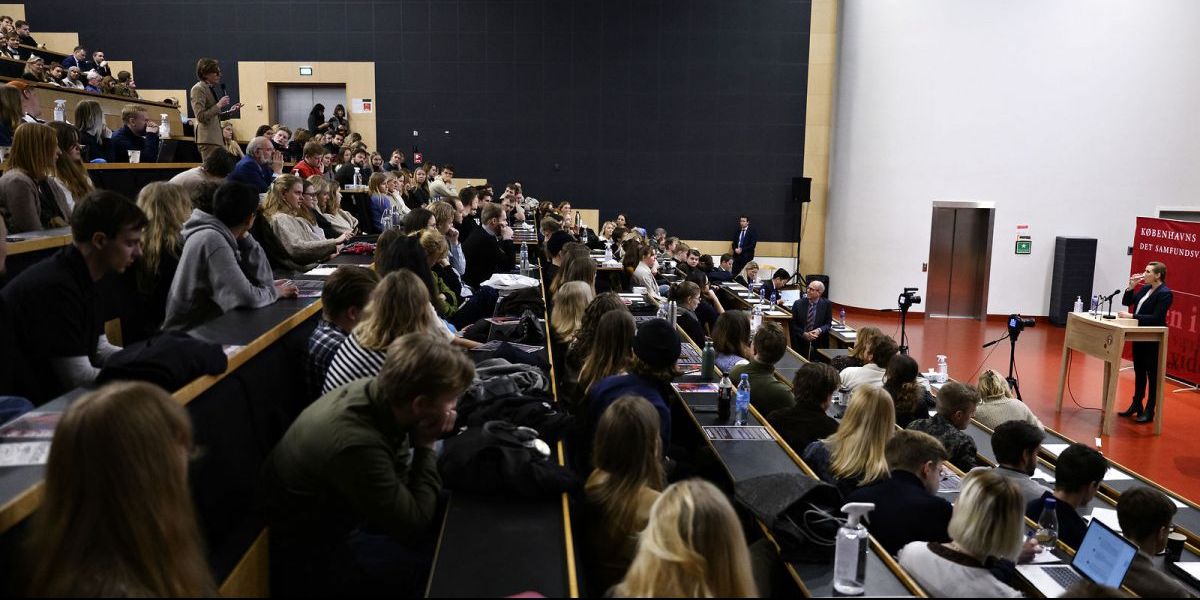 (Arkiv) Regeringen vil sende forslag om beskæring af dimittendsats -og periode til afstemning i Folketinget.