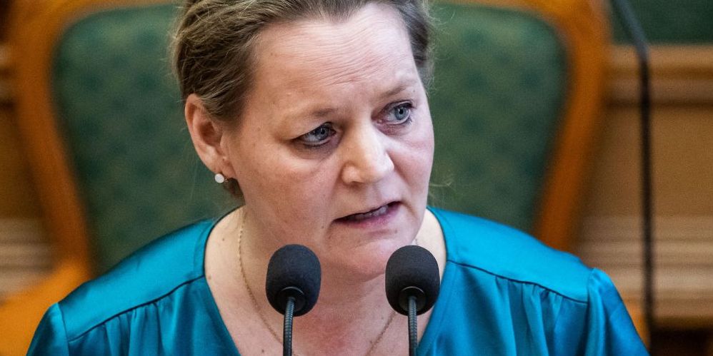 Karina Adsbøl synes, regeringen nøler med evalueringen af det specialiserede socialområde.