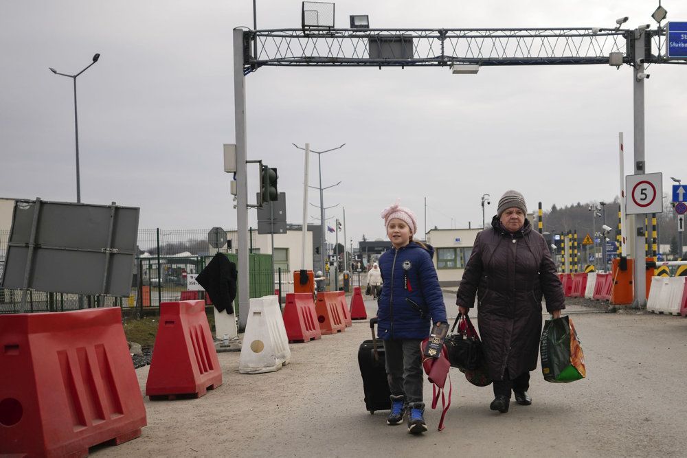 En pige og en kvinde ankommer til den polske grænse onsdag efter at være flygtet fra Ukraine. Onsdag skriver FN's flygtningeorganisation (UNHCR), at 836.000 personer er flygtet fra Ukraine efter den russiske invasion af landet.