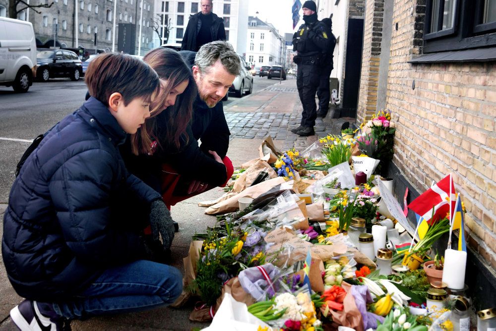 Kronpris Frederik og hans to yngste børn Vincent og Josephine lægger blomster ved den ukrainske ambassade i København på vej til skole fredag morgen.