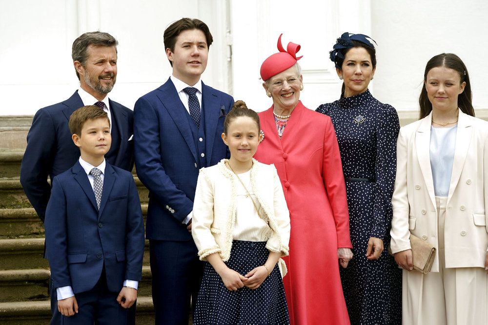 Det bliver 30. april, at kronprinsparret kan fejre prinsesse Isabellas konfirmation. Her er hele familien samlet ved storebrors, prins Christian, konfirmation i maj forrige år. Fra venstre ses kronprins Frederik, prins Vincent, prins Christian, prinsesse Josephine, dronning Margrethe, kronprinsesse Mary og prinsesse Isabella.