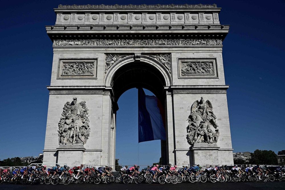 Tourfeltet fylder godt på vejene, både når de er rundt i landet, og
når de som her kørte forbi Triumfbuen sidste år i Paris. Til sommer går startskuddet til verdens største cykelløb for første gang nogensinde på dansk jord. Det kommer til at påvirke rejsetrafikken markant.