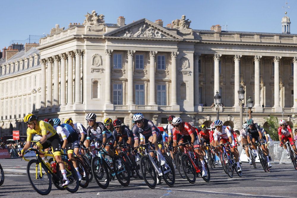 Når cykelryttere fra Tour de France skal ud på etaperne, er det noget, der fylder godt på vejene som her under opløbet sidste år i Paris. Det sætter prop i trafikken, også når de kommer til Danmark til sommer.