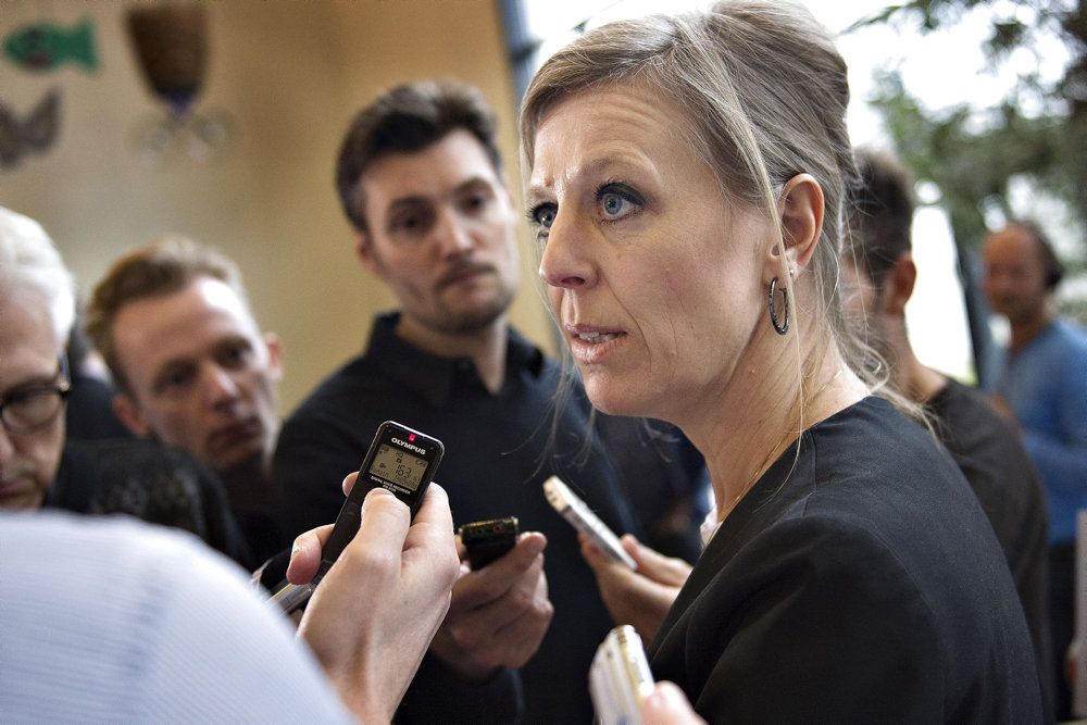 Her ses Trine Pertou Mach omgivet af journalister, da hun var med i SF. Billedet er fra SF's ekstraordinære landsmøde i Kolding 1. marts 2014, hvor partiet skulle vælge ny formand. Det var, omtrent en måned efter at SF var trådt ud af regeringen.