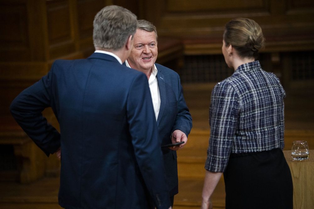 Lars Løkke Rasmussen taler her med statsminister Mette Frederiksen (S) under en partilederdebat om krigen i Ukraine tidligere på måneden.