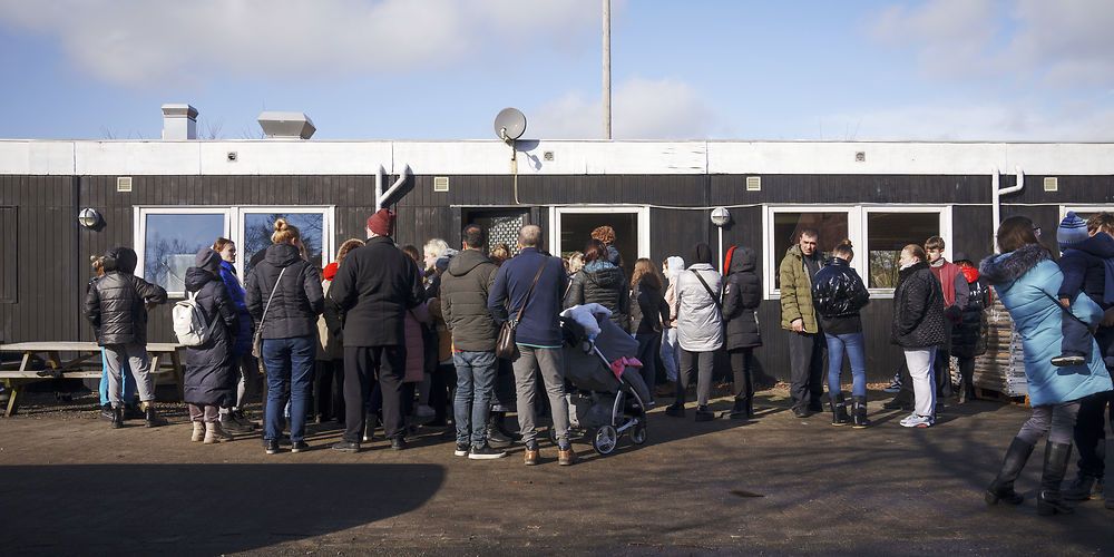 Kommunerne står med en udfordring i, hvordan man skal sørge for penge til mad til de mange flygtninge, da de ikke fra dag et kan få en bankkonto. Her står ukrainske flygtninge i kø ved Center Dokkedal i Vesthimmerlands Kommune til at få udleveret lommepenge. I Ringkøbing-Skjern Kommune har man valgt at udbetale penge til værtsfamilierne, da der ikke er nogle flygtninge i kommunale tilbud.