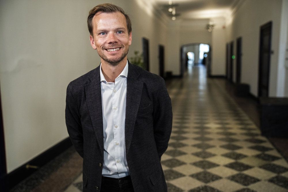 Mange virksomheder kræver, at nyankomne ukrainere skal kunne tale dansk eller engelsk eller besidde visse faglige kompetencer for at blive ansat. Beskæftigelsesminister Peter Hummelgaard (S) mener, at en nylig aftale med arbejdsmarkedets parter, som blandt andet sikrer en introduktion til det danske arbejdsmarked og sprogundervisning for flygtningene, bliver vigtig. (Arkivfoto).