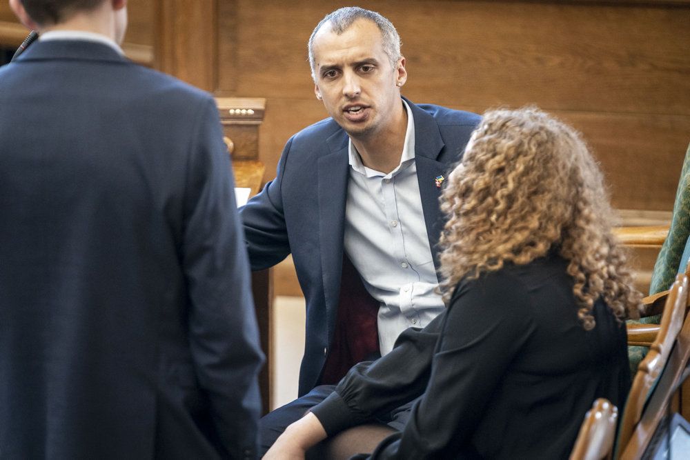 Rosa Lund (EL) og udlændinge- og integrationsminister Mattias Tesfaye (S) under møde i Folketingssalen på Christiansborg, da særlov for ukrainere blev debatteret.