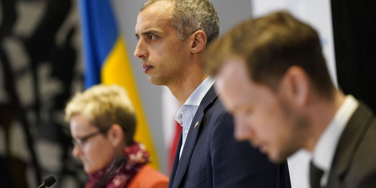 Ny særlovs suspension af krav om hurtig danskundervisning og aktivering gælder alle flygtninge, der kommer til kommunen, skriver udlændinge- og integrationsminister Mattias Tesfaye i svar til Folketinget. Her er han til pressemøde med undervisningsminister Pernille Rosenkranz-Theil og beskæftigelsesminister Peter Hummelgaard.