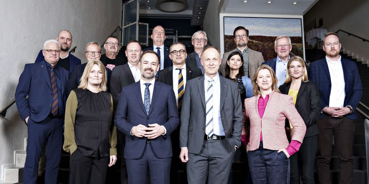 Her er KL's nyvalgte bestyrelse for 2022 til 2026. I midten forrest ses ny formand Martin Damm (V) (t.h.) og næstformand Jacob Bundsgaard (S).