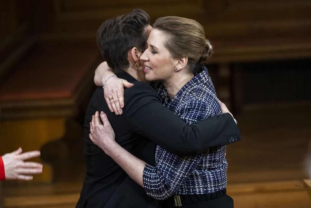 Pia Olsen Dyhr (SF) og Statsminister Mette Frederiksen (S) krammer hinanden inden debat mellem partilederne om krig i Europa.