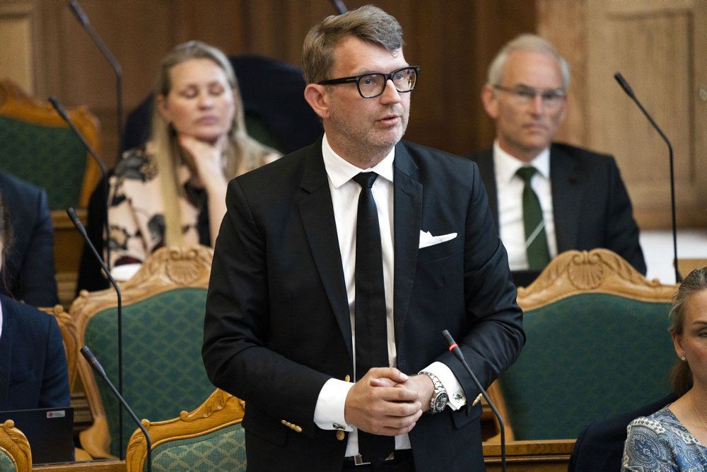 Troels Lund Poulsen (V) har ikke meget til overs for klimaminister Dan Jørgensens (S) politiske håndværk, når det kommer til varmehjælp.