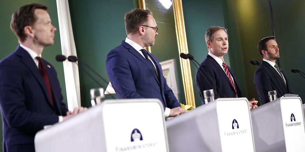 Umiddelbart står ministrene dystre miner i kontrast til det faktum, at dansk økonomi bliver mindre hårdt ramt af krigen i Ukraine.