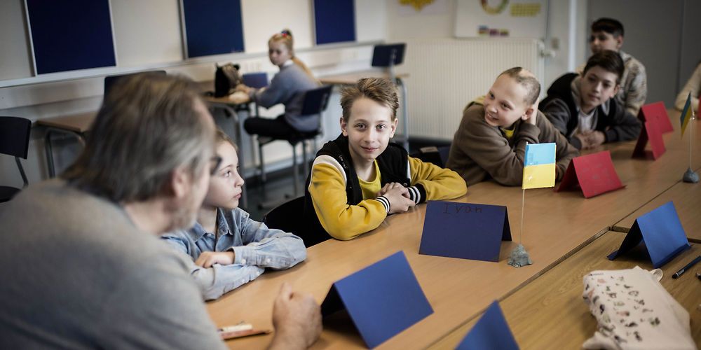 Kommuner har haft travl med at gøre modtagerklasser eller pladser i daginstitutioner klar til de mange ukrainske flygtninge, som er kommet til Danmark i løbet af marts måned. Her bliver ukrainske børn undervist på en skole i Langeland Kommune.