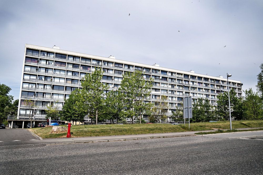 Der står tomme boliger i Gellerupparken i Aarhus, som ville kunne bruges af ukrainere på flugt, men det forhindrer reglerne. KL's formand ønsker dem suspenderet, men det vil regeringen ikke.