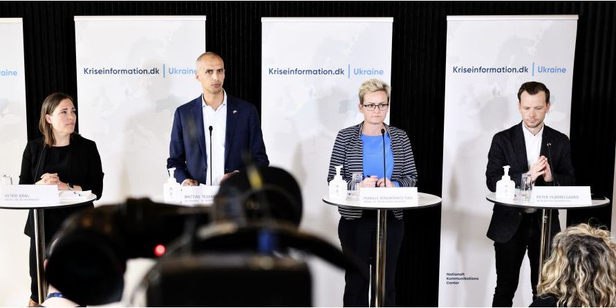(Arkiv) Mandag skal ministrene igen mødes; denne gang til stormøde med 150 deltagere, der skal være med til at udvikle metoder til at få ukrainere hurtigt i job, skriver Beskæftigelsesministeriet i en pressemeddelelse. I mødet deltager blandt andre udlændinge- og integrationsminister Mattias Tesfaye (S), børne- og undervisningsminister Pernille Rosenkrantz-Theil (S), social- og ældreminister Astrid Krag (S), beskæftigelsesminister Peter Hummelgaard (S) og miljø- og fødevareminister Flemming Prehn.