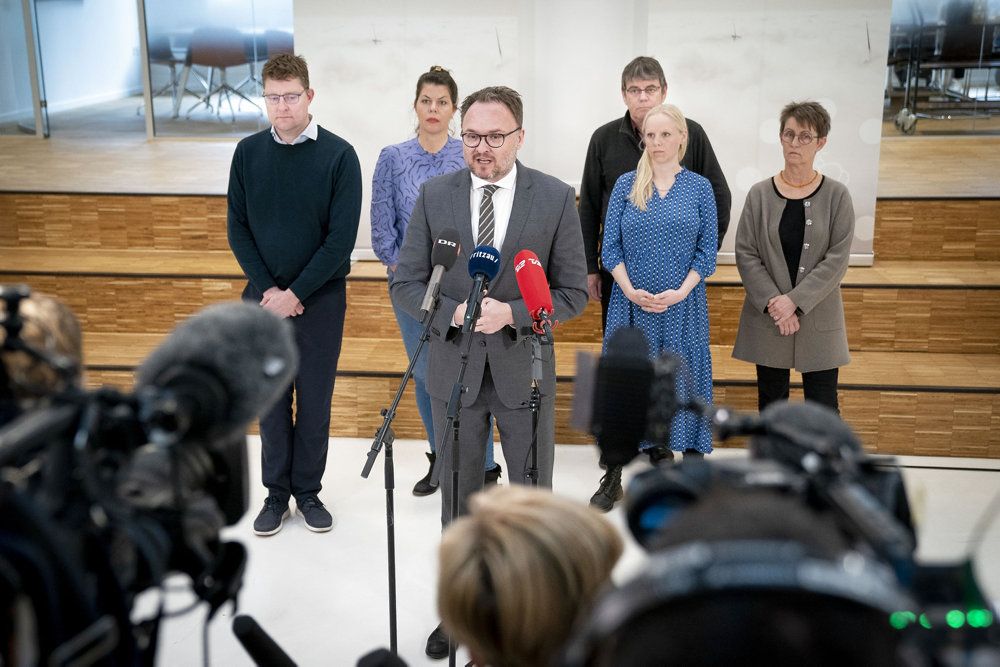 Regeringen og et politisk flertal bestående af SF, De Radikale, Enhedslisten, Frie Grønne, Alternativet og Kristendemokraterne er klar med en varmecheck på 6000 kroner, som vil blive sendt ud til 419.000 hjem. Varmechecken udbetales automatisk i august og september.