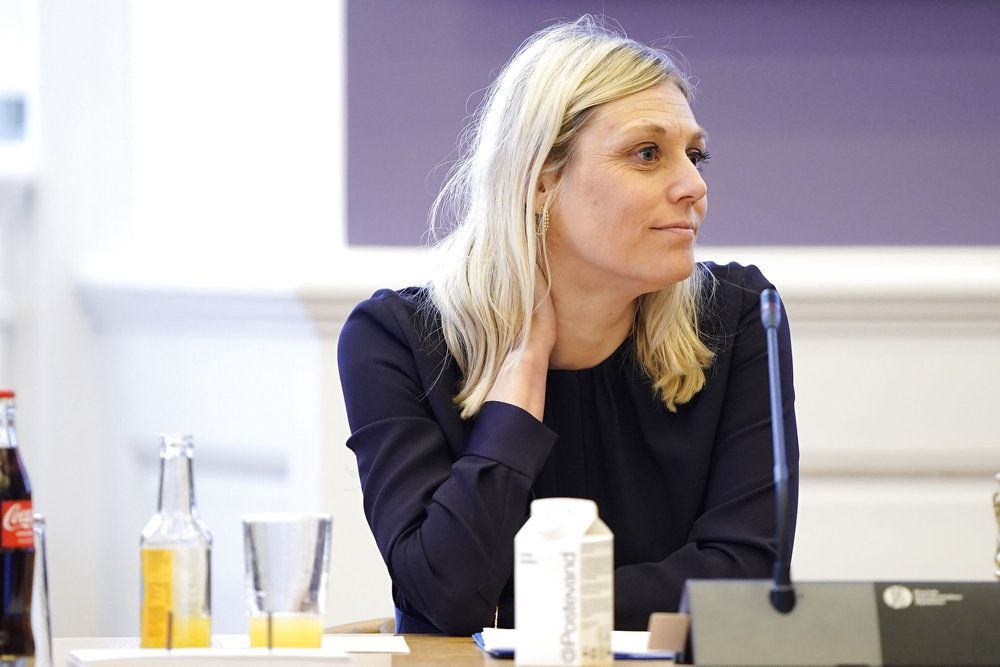 Transportminister Trine Bramsen (S) har torsdag i et samråd skulle svare for sig om Lynetteholm-projektet. Tidligere torsdag har hun aftalt med partierne bag projektet, at en sommer-pause i klapning af slam i Køge Bugt skal bruges på undersøge alternativer.
