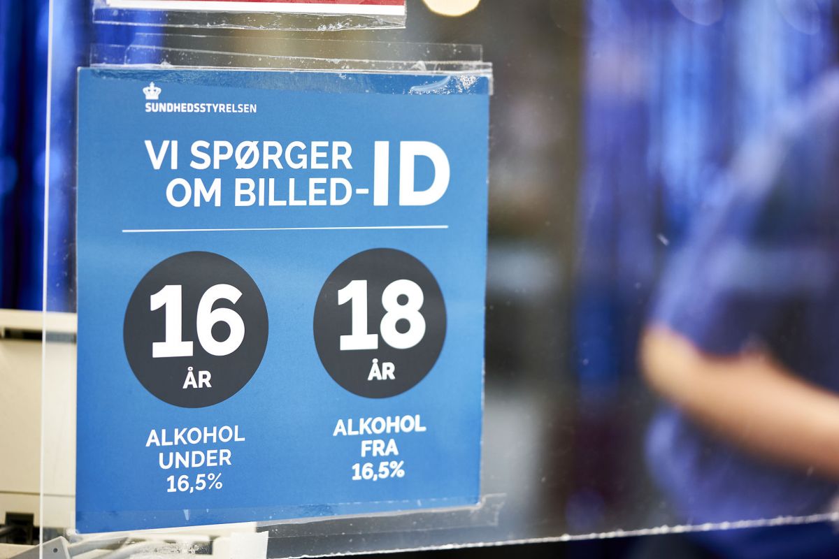 Står det til regeringen skal aldersgrænsen for salg af al alkohol hæves til 18 år.
