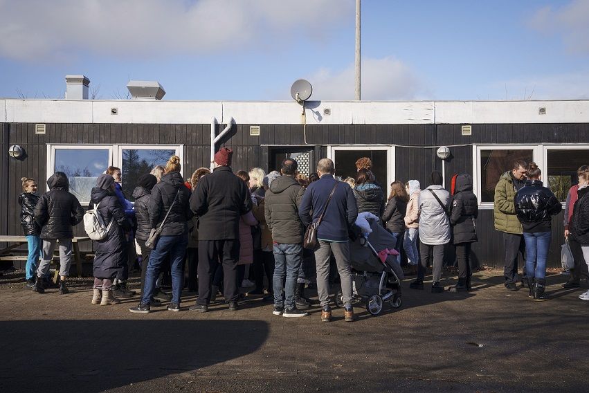 Ukrainske flygtninge foran Center Dokkedal ved Storvorde har nye beboere fået serveret mad, nu står de i kø for at få udleveret lommepenge, som de skal bruge til indkøb af mad, som de selv skal lave.