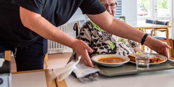 Bedre service til de ældre og større trivsel blandt de ansatte. Det er målet, når Holbæk Kommune nu sætter gang i forsøg med selvstyrende teams i hjemmeplejen.