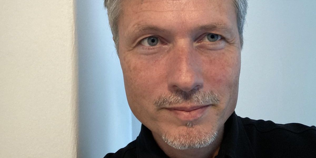 Politikerne og virksomheder vil gerne have de ukrainske flygtninge i arbejde så hurtigt som muligt. Men leder af job- og virksomhedsservice i Helsingør, Lars Trap Olsen opfordrer til at få lidt ro på. "I de nærmeste par uger skal de først have mad og tag over hovedet," siger han.